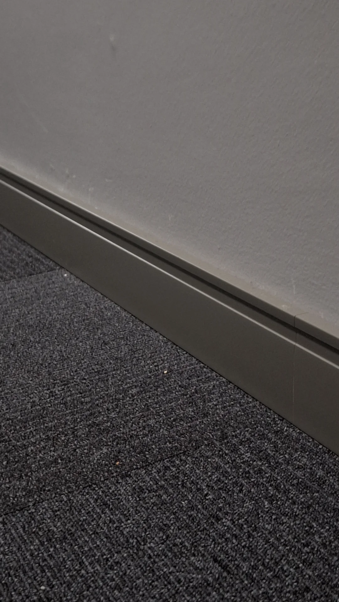 Detalhe de carpete junto ao rodapé