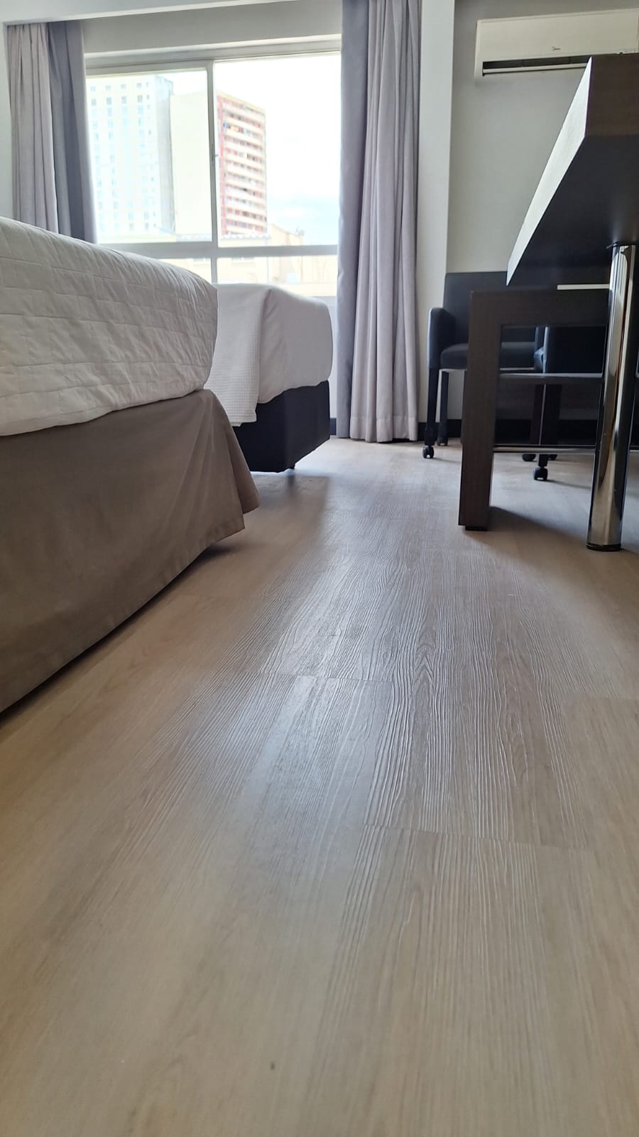 Piso amadeirado claro instalado em quarto
