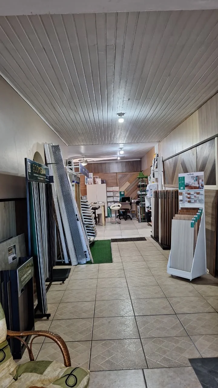 Interior da TS Pisos Curitiba com mostruários