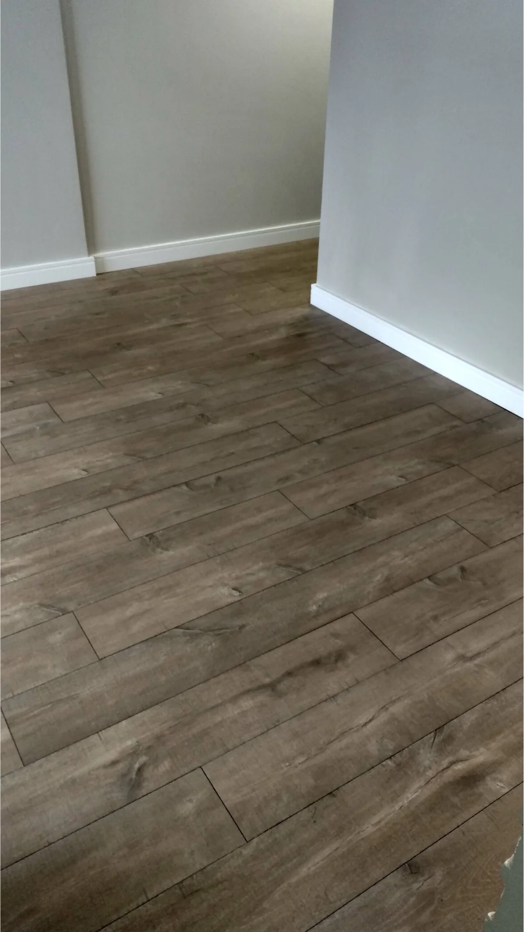 Piso amadeirado instalado em ambiente residencial