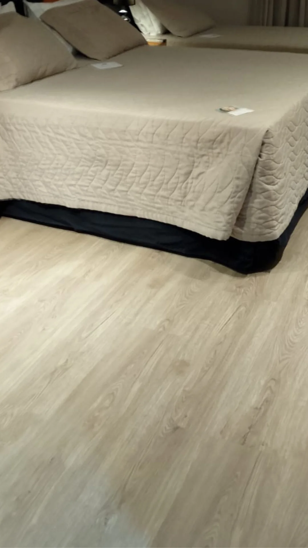 Piso claro instalado em quarto