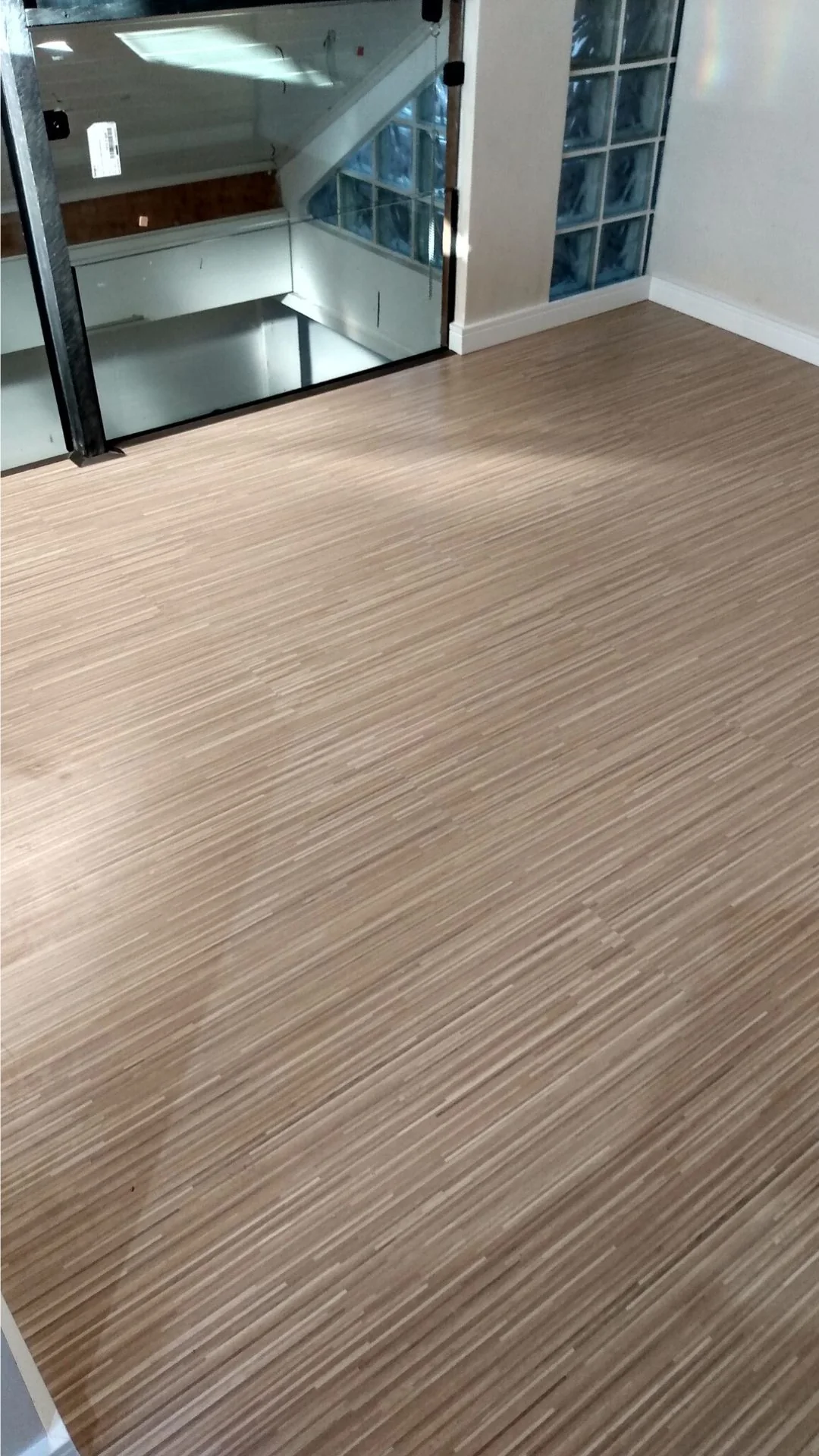 Piso claro instalado em ambiente residencial