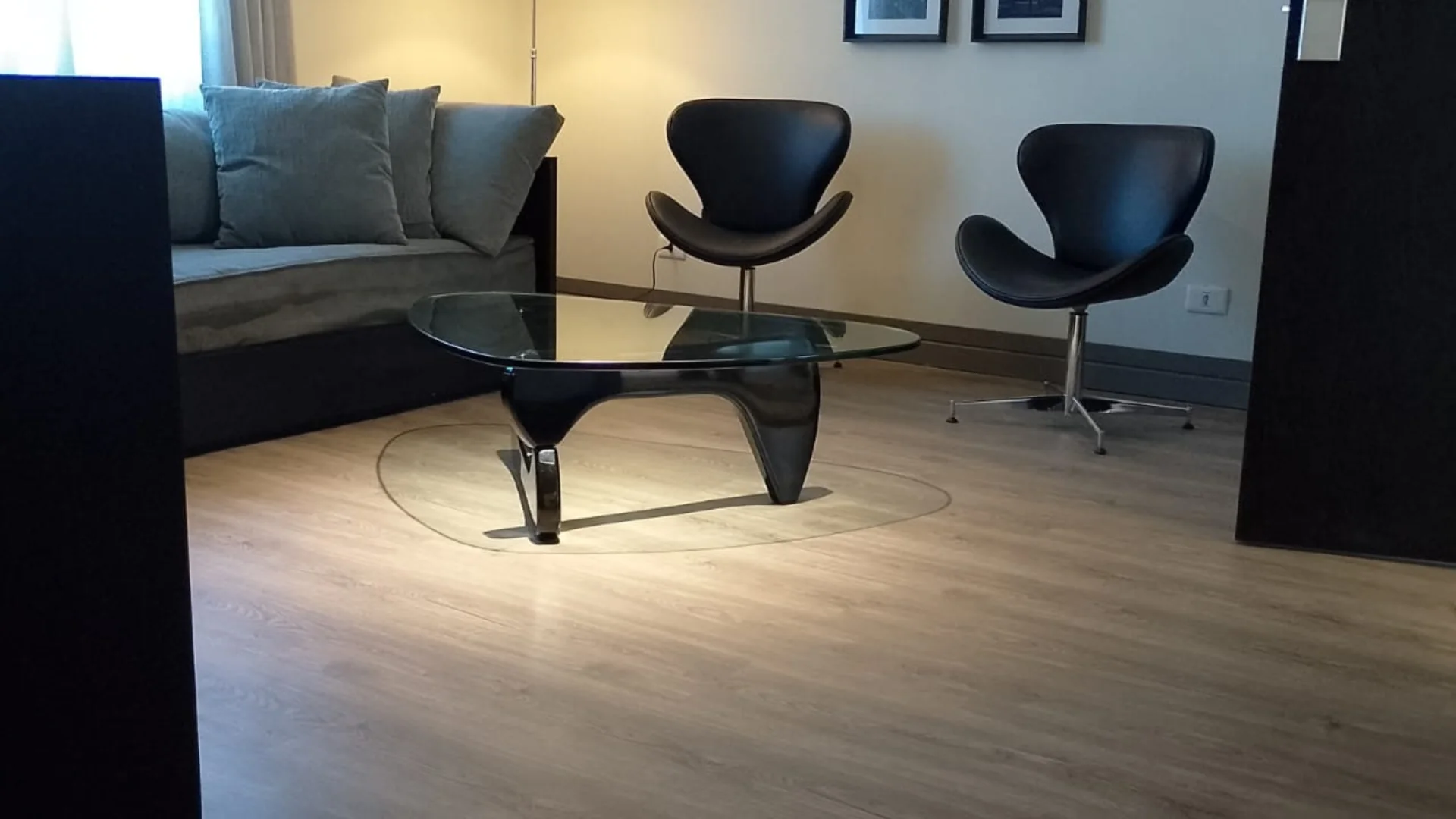 Sala decorada com piso amadeirado